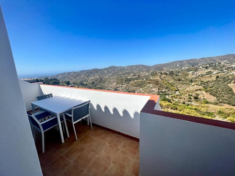 Atico Con Increibles Vistas A Las Montanas Y Mar Frigiliana Exterior photo