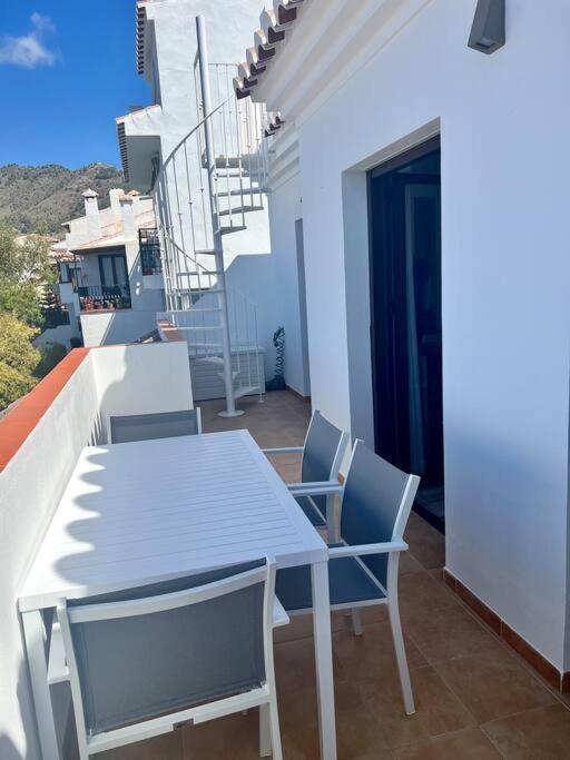 Atico Con Increibles Vistas A Las Montanas Y Mar Frigiliana Exterior photo