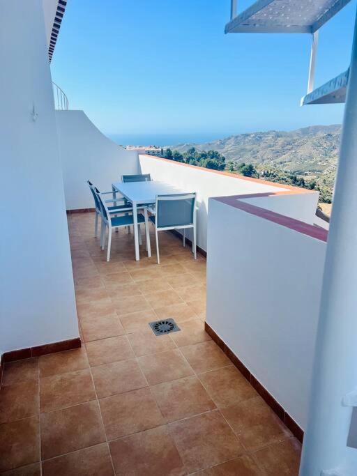 Atico Con Increibles Vistas A Las Montanas Y Mar Frigiliana Exterior photo