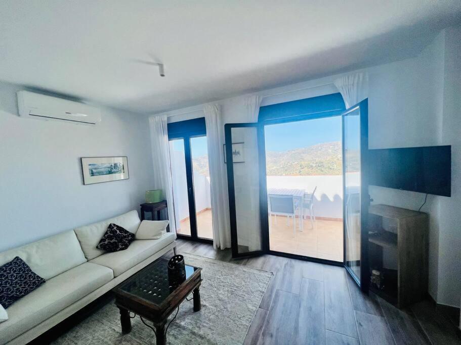 Atico Con Increibles Vistas A Las Montanas Y Mar Frigiliana Exterior photo