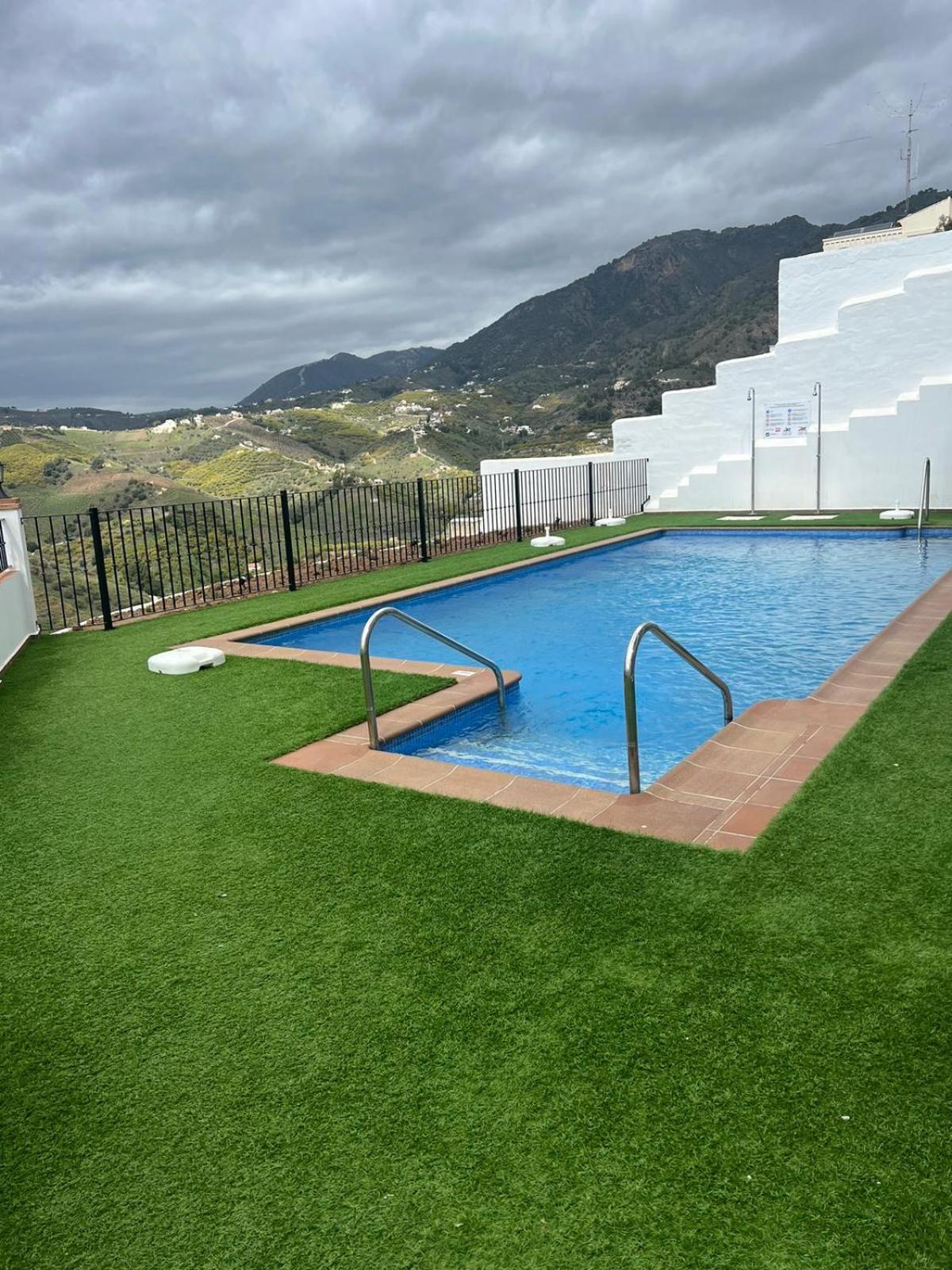 Atico Con Increibles Vistas A Las Montanas Y Mar Frigiliana Exterior photo